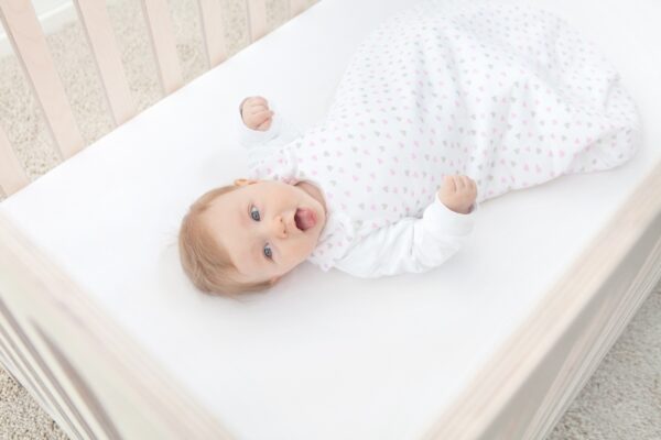 Baby liegt auf einer Julius Zöllner Matratze