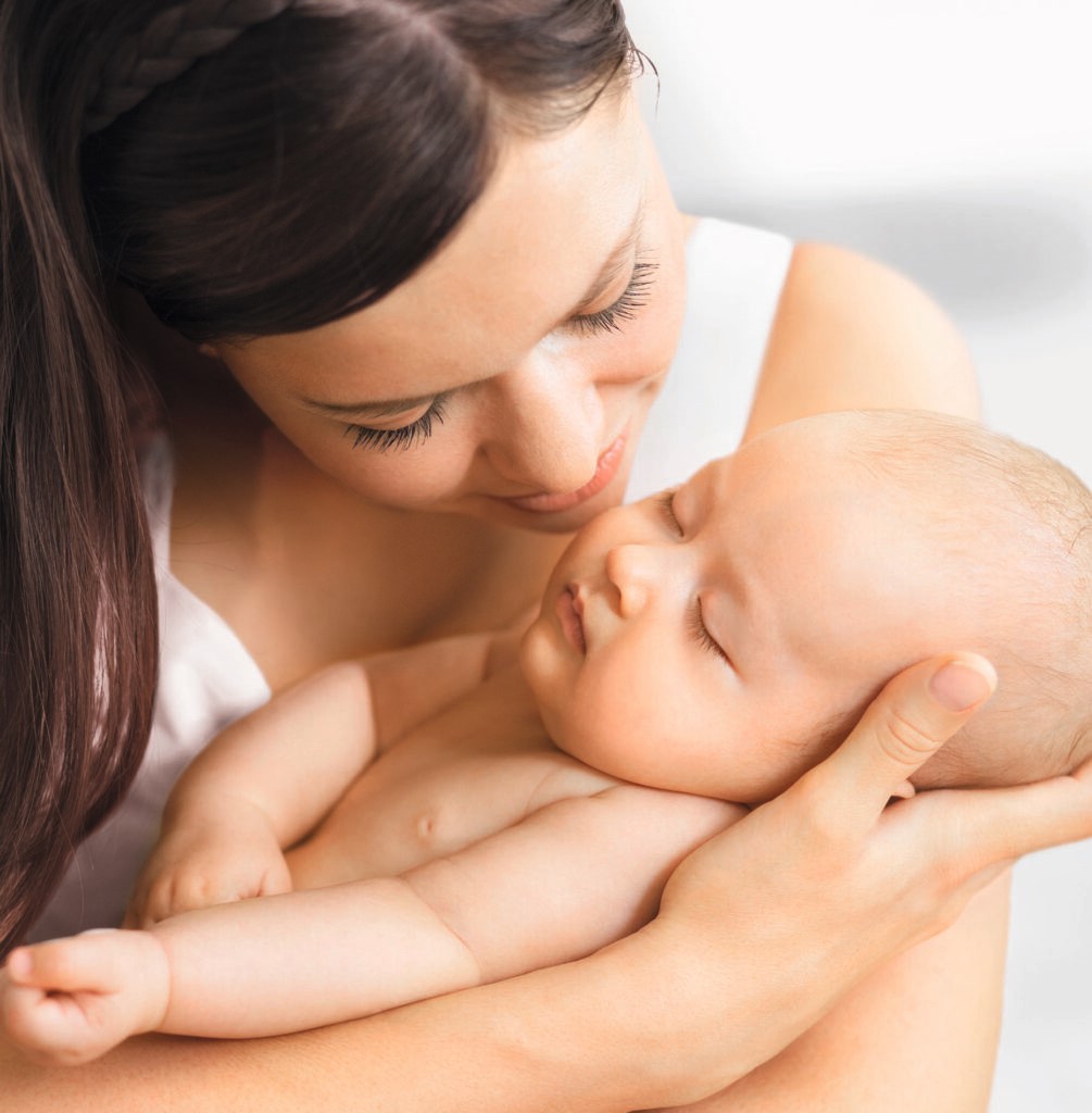 Mutter mit Baby im Arm Paediprotect