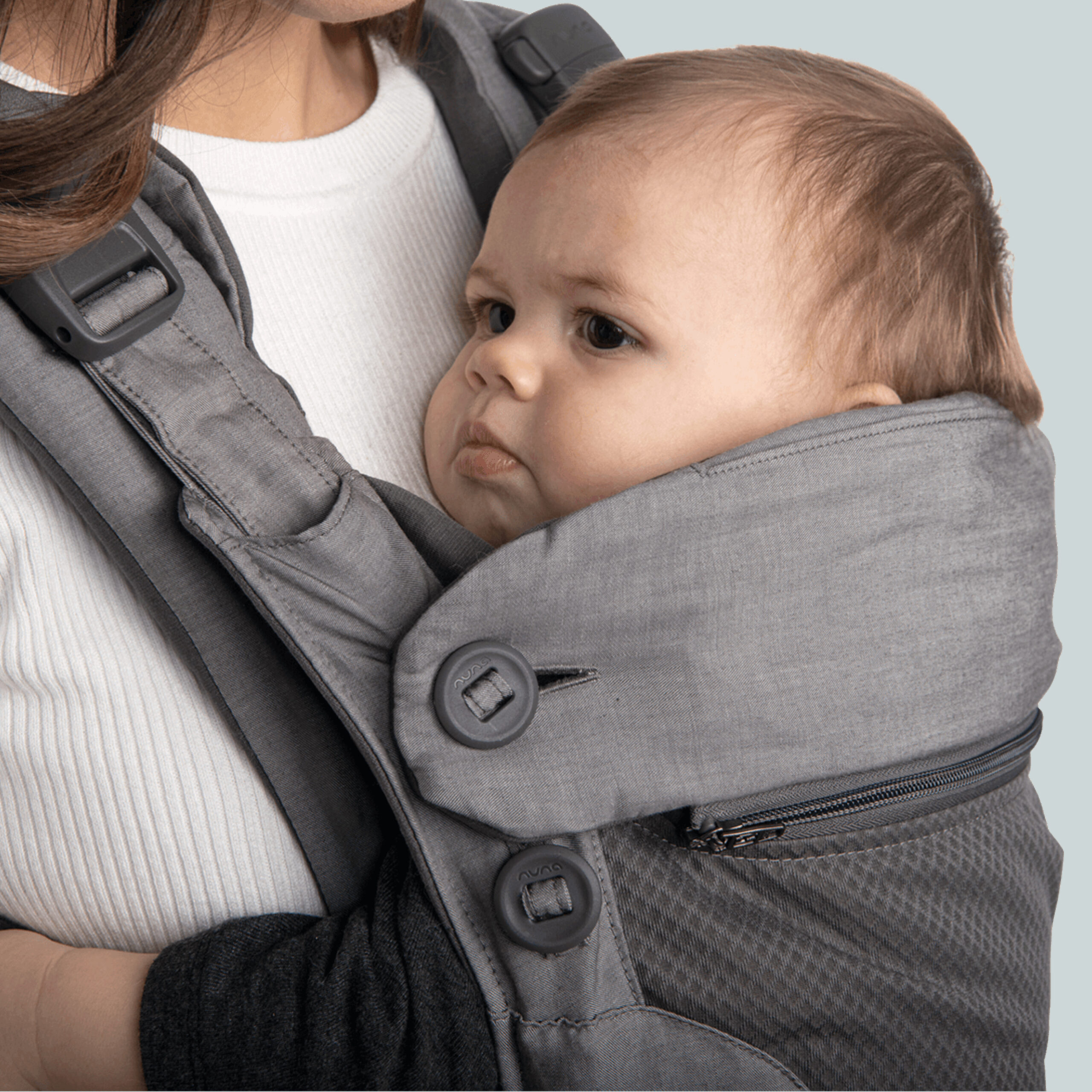 Das Kind in der Babytrage nach vorne tragen – was ihr darüber