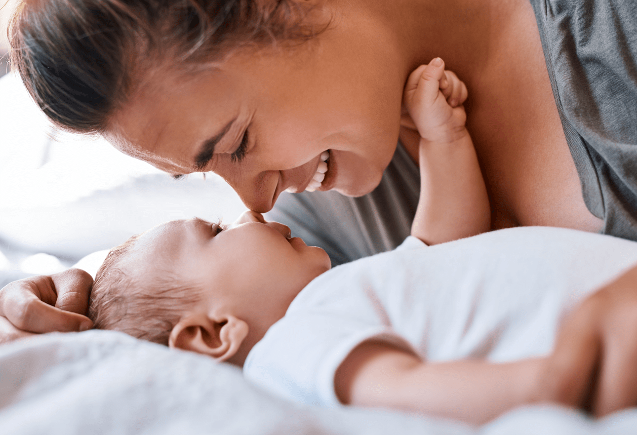 Mutter mit Baby liegend rund ums babyer mit Baby liegend rund ums baby