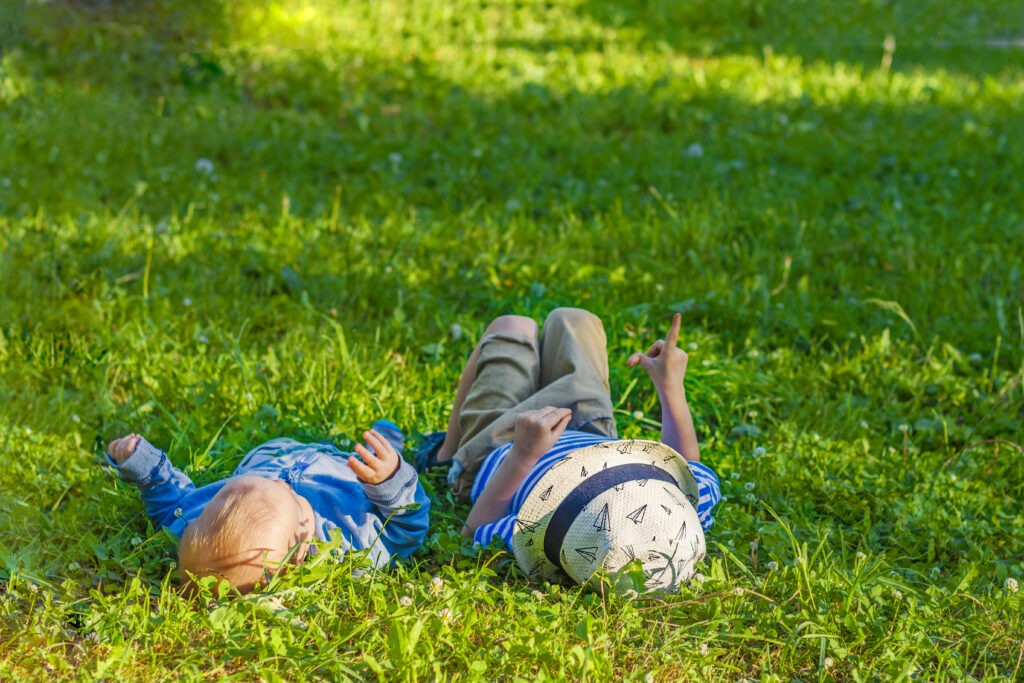 Familie bei einem Picknick im Park mit sommerlichen Outdoor-Aktivitäten.