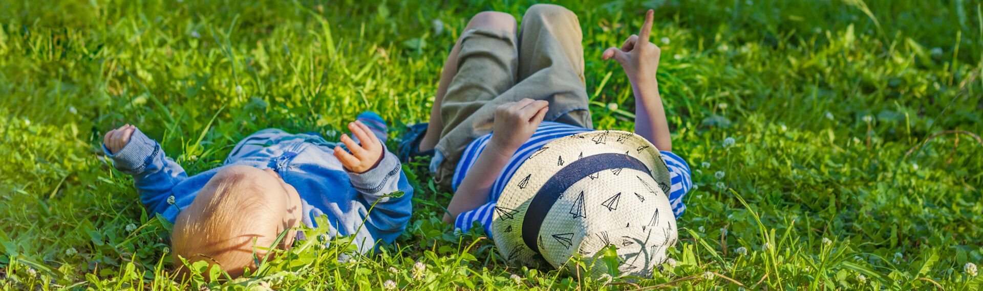 Kinder beim Basteln von Kunstwerken aus Naturmaterialien während eines Familienausflugs