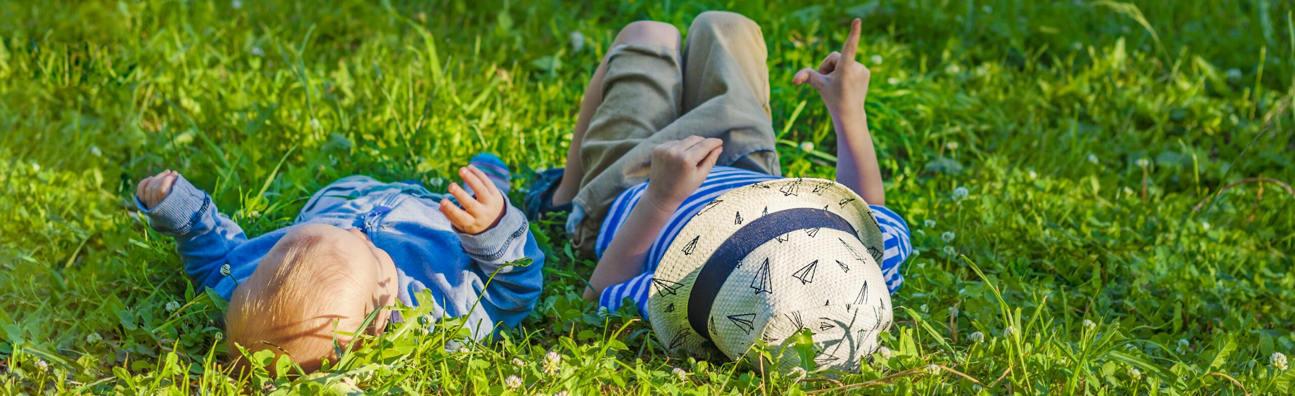 Kinder beim Basteln von Kunstwerken aus Naturmaterialien während eines Familienausflugs