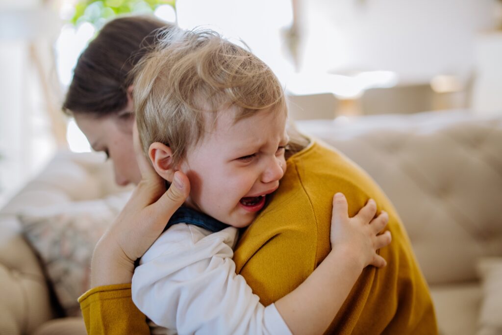 1.	Ein Kind, das seine Gefühle ausdrückt und von einem Elternteil liebevoll begleitet wird – Emotionen Kinder verstehen.