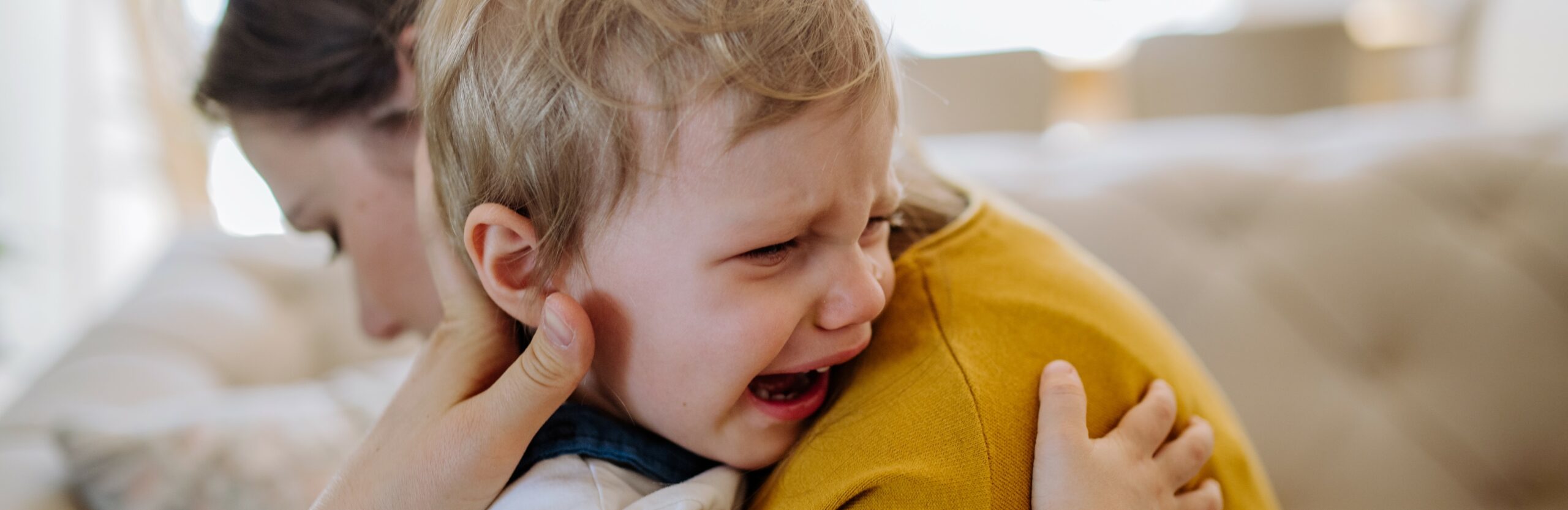 2. Eltern helfen einem Kind beim Erkennen seiner Emotionen durch gemeinsames Spielen und Sprechen – Emotionen Kinder verstehen.