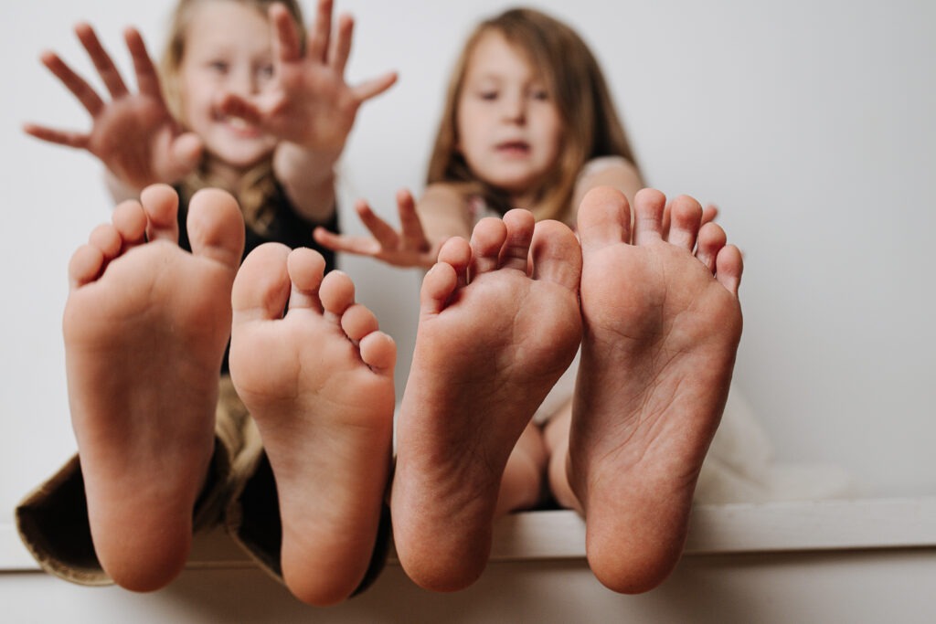 Kinderfüße in unterschiedlichen Schuhen – Fußwachstum bei Kindern und die Bedeutung der richtigen Schuhwahl