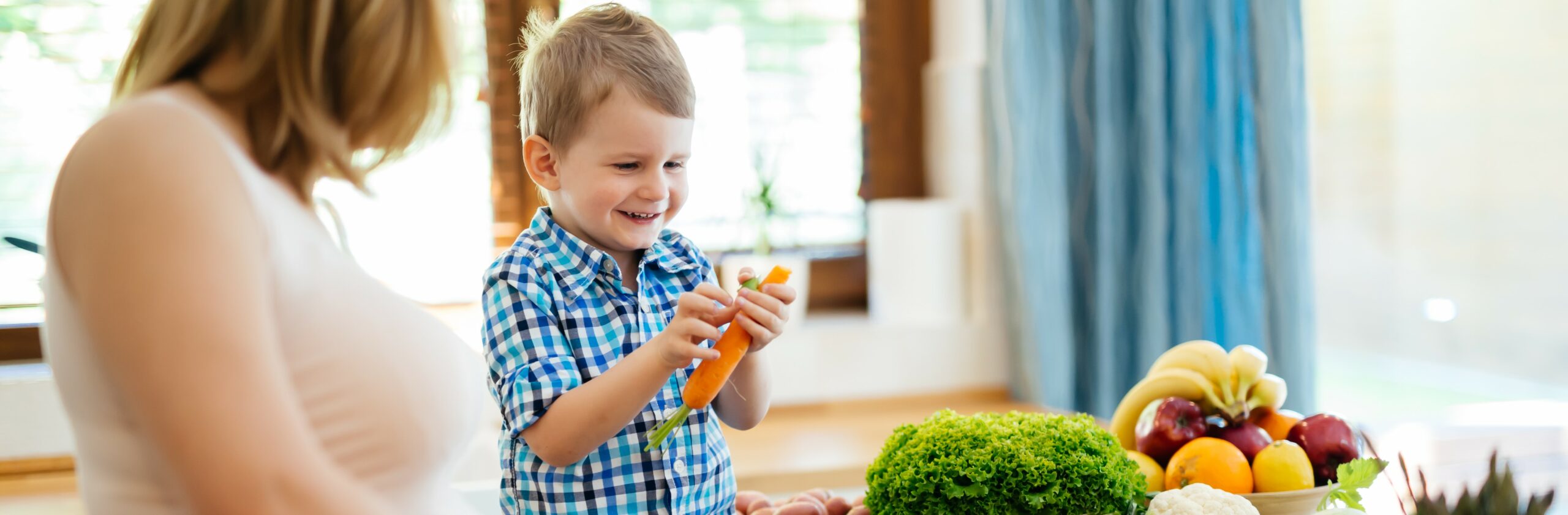 Familie im Wald beim Spaziergang – Immunsystem Kinder natürlich stärken durch Bewegung