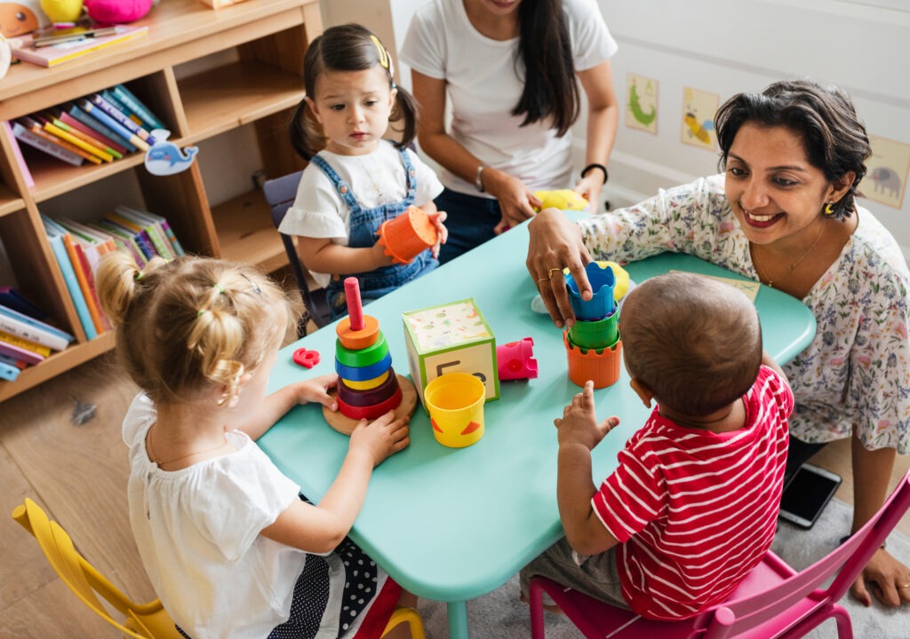 1.	Kind mit Kuscheltier beim Abschied in der Kita – Eingewöhnung in die Betreuung.