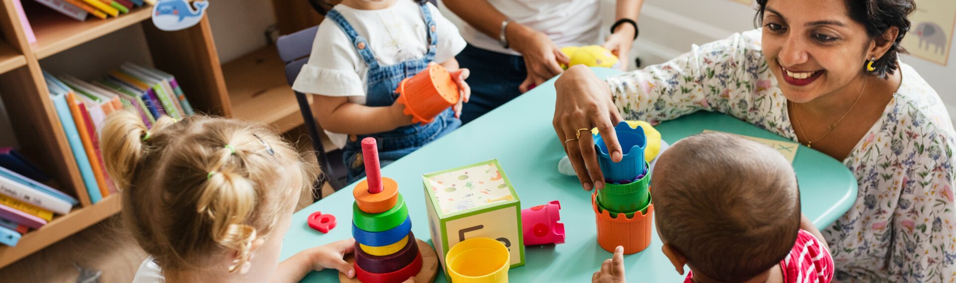 2. Eltern und Kind beim Besuch in der Kindertagesstätte – Eingewöhnung in die Betreuung.