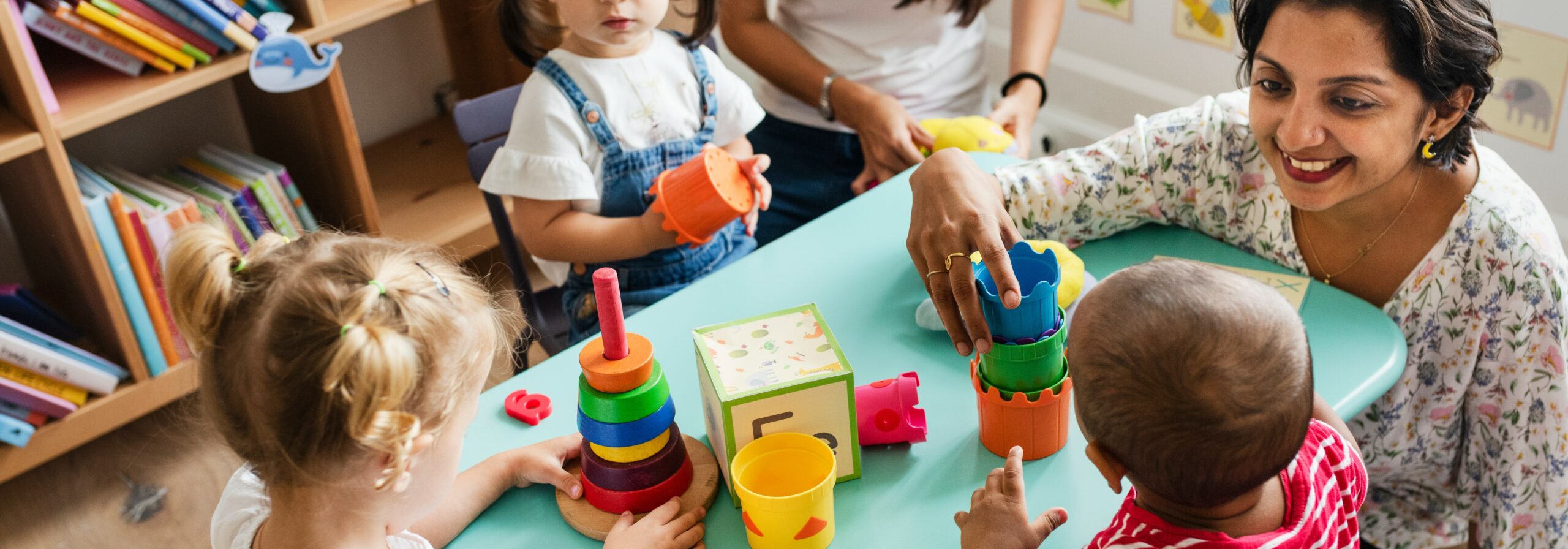 2. Eltern und Kind beim Besuch in der Kindertagesstätte – Eingewöhnung in die Betreuung.