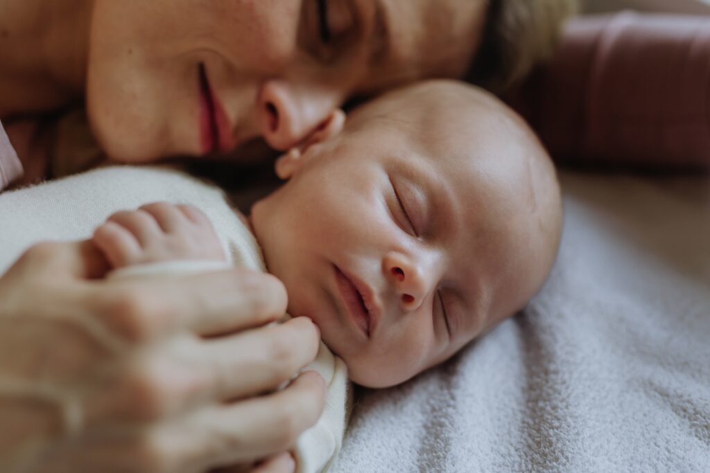 Stillkissen als Wochenbett Must-Have: Ein Must-Have für entspannteres Stillen und Füttern im Wochenbett.