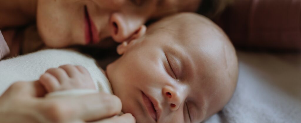 Hände einer Mutter mit einem Körnerkissen: Ideal zur Schmerzlinderung während des Wochenbetts.