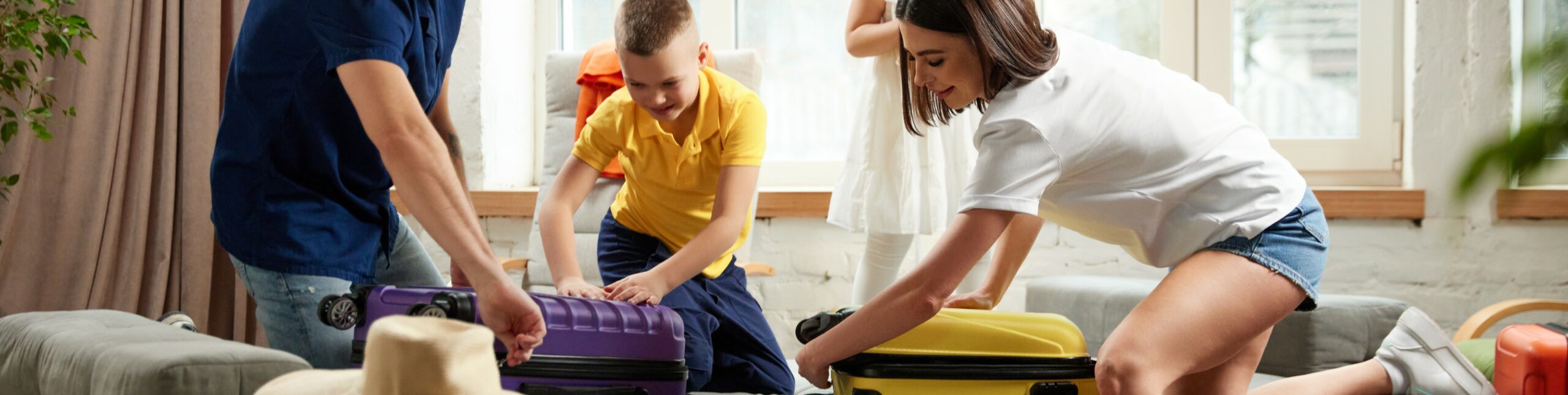 Gepackter Koffer mit Urlaubs-Must-Haves für Kinder, Spielzeug und Reiseaccessoires.