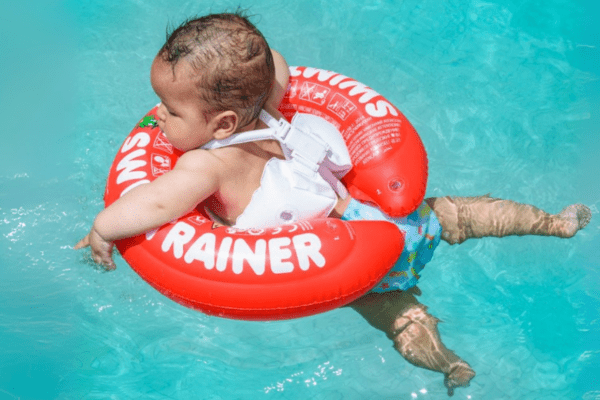 Kampagnen-Bild | FREDS SWIM ACADEMY SWIMTRAINER 
„Classic“ rot