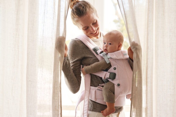 Kampagnen-Bild | BabyBjörn Babytrage Harmony im Stil „Woven Mélange“