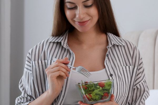 Schwangere Frau mit Obst und Gemüse – Gewichtszunahme während der Schwangerschaft unterstützt das Wachstum des Babys.