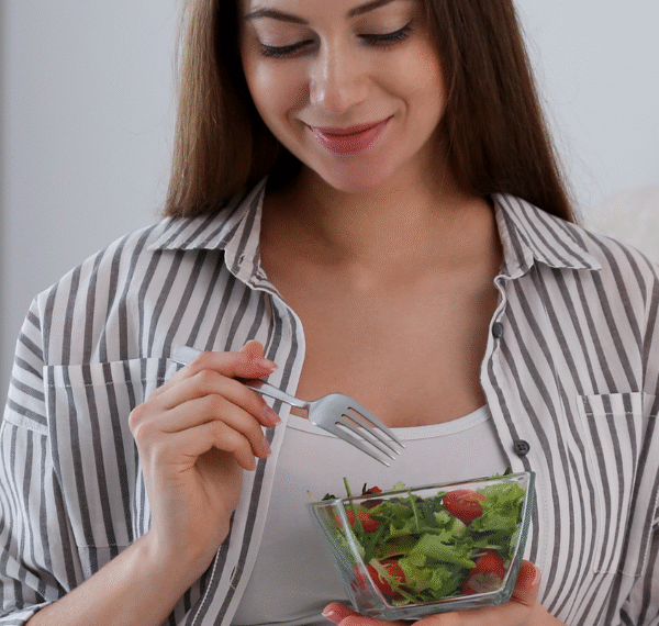 Schwangere Frau mit Obst und Gemüse – Gewichtszunahme während der Schwangerschaft unterstützt das Wachstum des Babys.