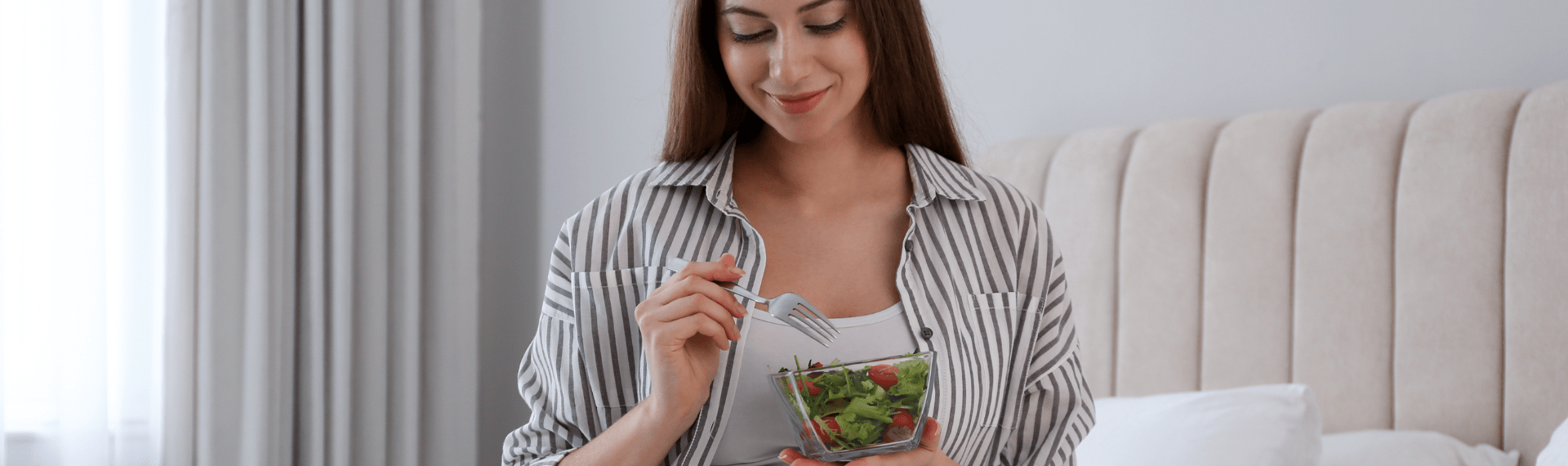 Schwangere Frau mit Obst und Gemüse – Gewichtszunahme während der Schwangerschaft unterstützt das Wachstum des Babys.