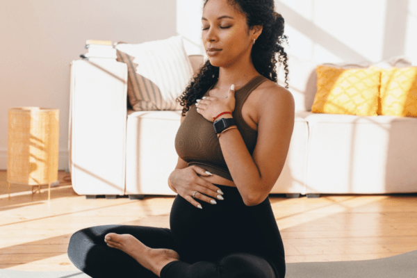 Werdenden Mutter macht Atemübungen – Stressbewältigung für die Gesundheit von Mutter und Kind.