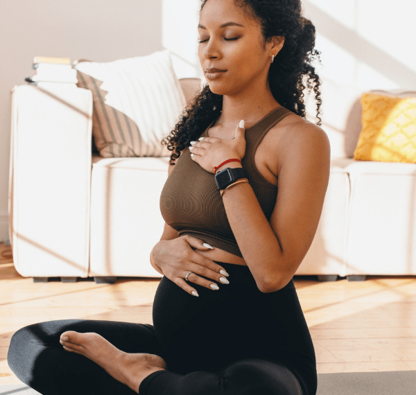 Werdenden Mutter macht Atemübungen – Stressbewältigung für die Gesundheit von Mutter und Kind.