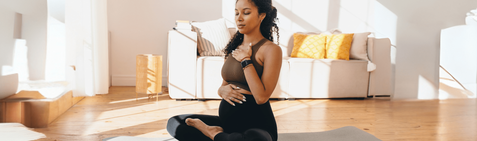 Werdenden Mutter macht Atemübungen – Stressbewältigung für die Gesundheit von Mutter und Kind.