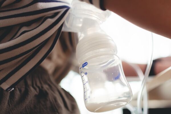 Frau pumpt mit elektrischer Doppelmilchpumpe ab.