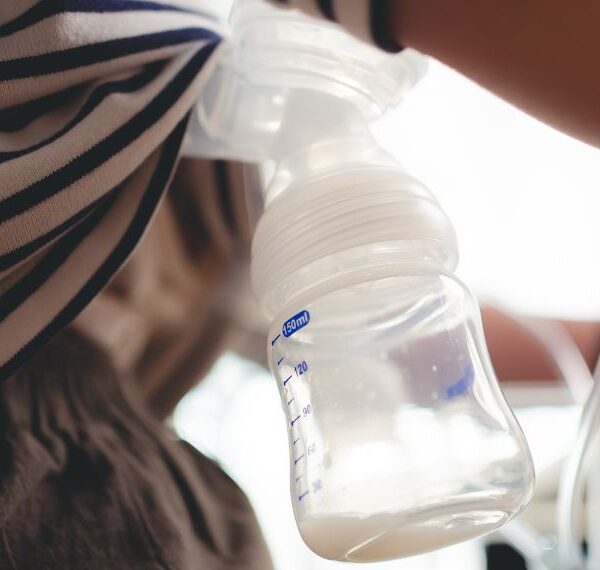 Frau pumpt mit elektrischer Doppelmilchpumpe ab.