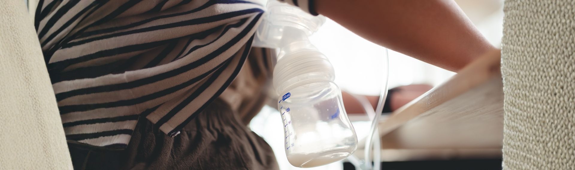 Frau pumpt mit elektrischer Doppelmilchpumpe ab.